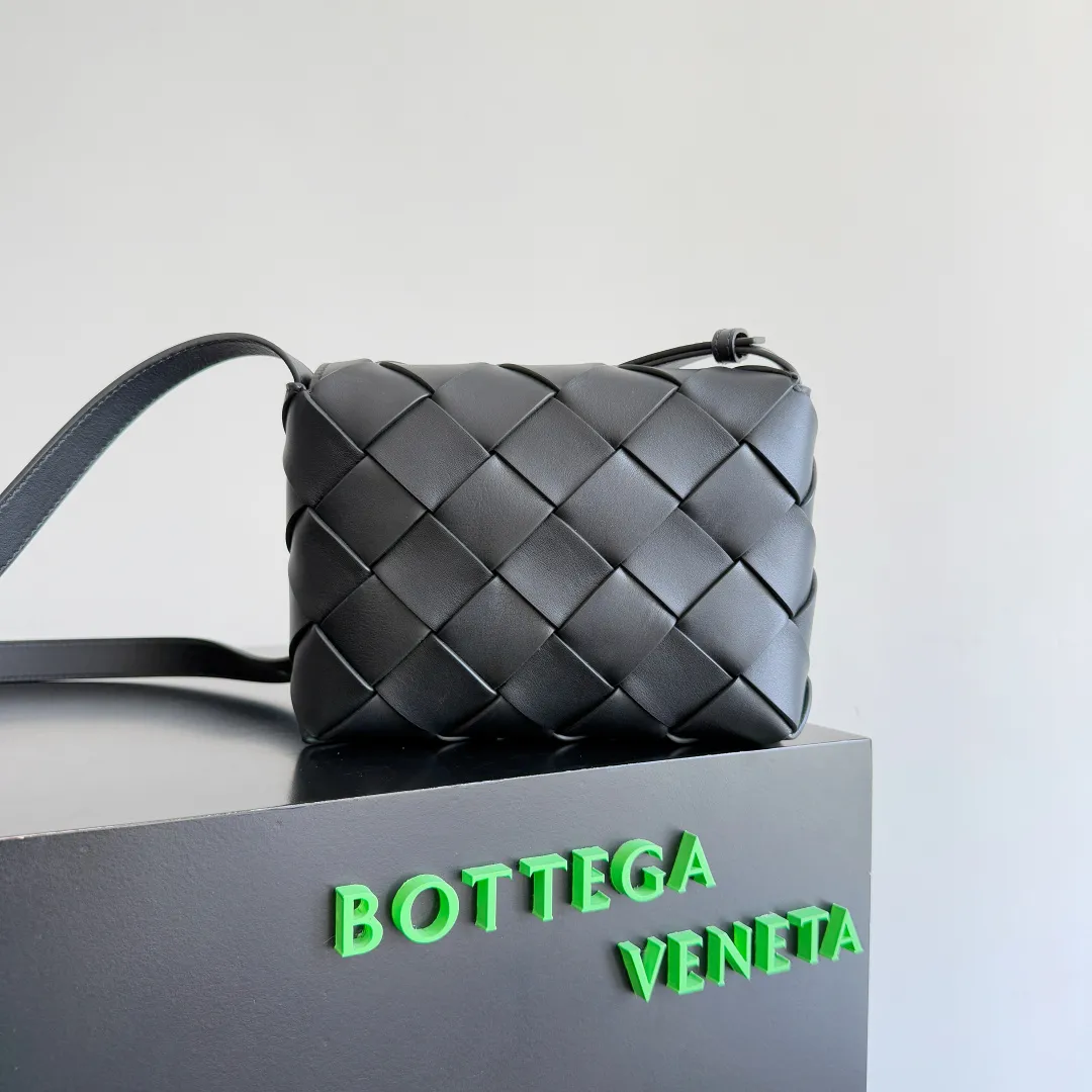 Batch 1860 BOTTEGA VENETA new Diago crossbody bag The diagonally built dynamic silhouette shows unique ingenuity. As a member of the B family's early autumn series, it uses the highest quality calfskin. The entire bag is softer, thicker and heavier, and durable. It is equipped with an adjustable strap. The texture of the 3cm wide leather strap is very similar to the litchi pattern. It is slightly stiffer than the litchi pattern. It is low-key, luxurious and full of connotation. It is refreshing and comfortable to match the upper body. Hu Yitian was also successfully captured by it. Style number: 795637 Size: 22.5*16.5*5.5cm